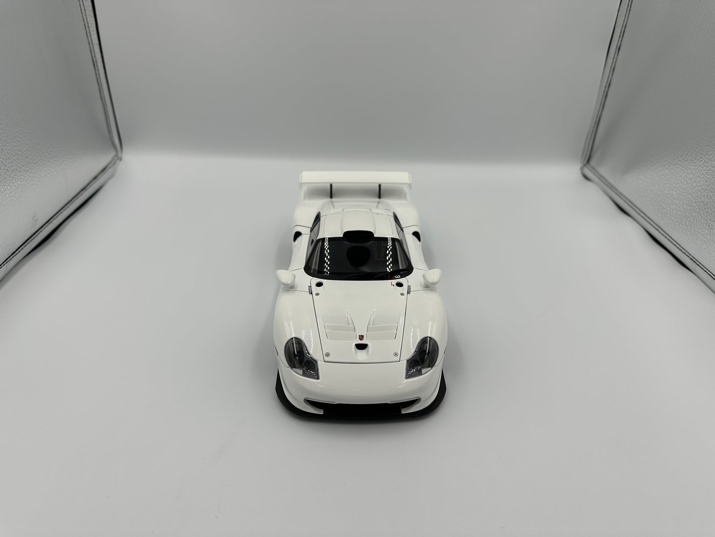 AUTOart Signature 1/18 Porsche 911 GT1