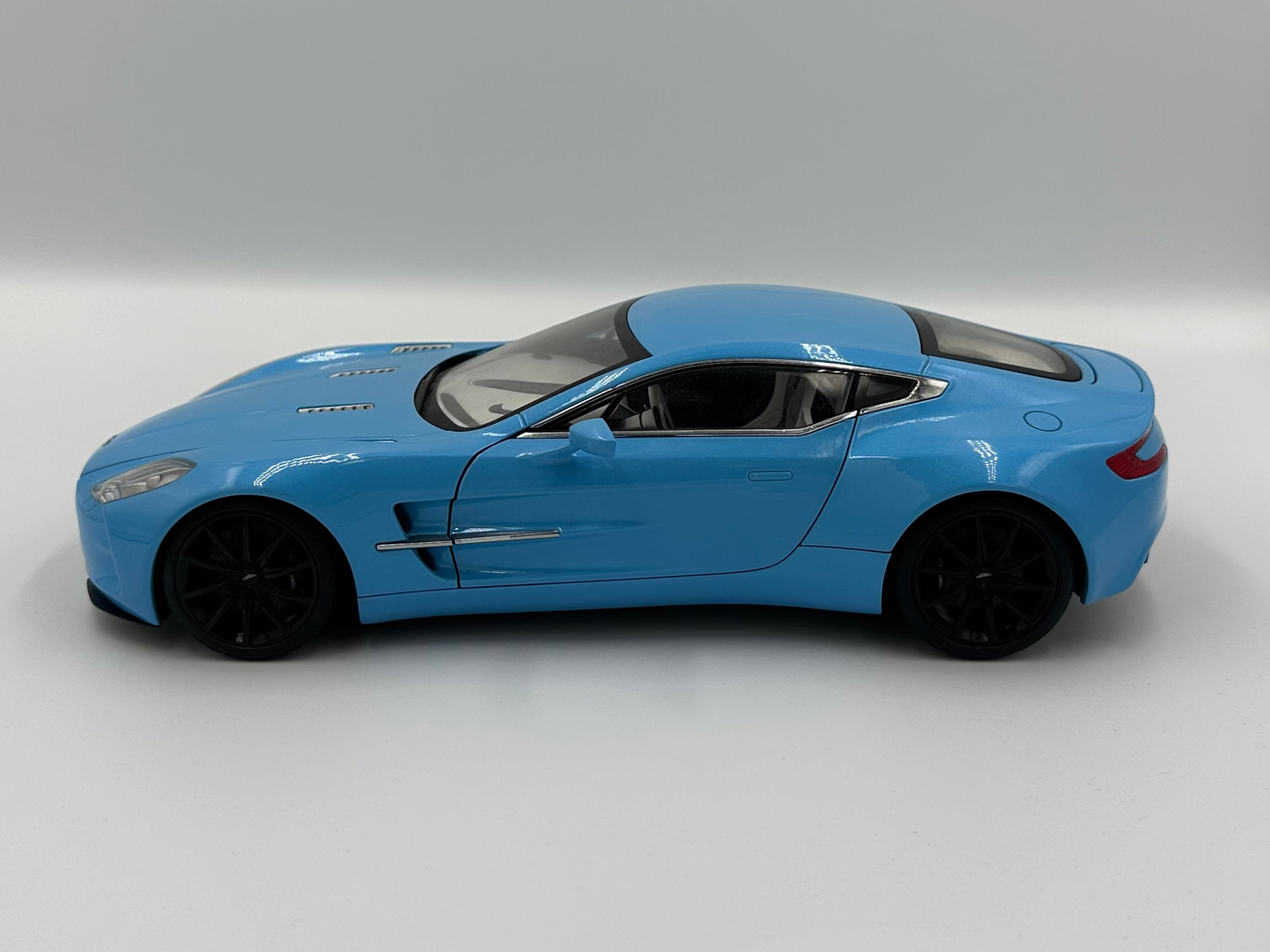 AUTOart Signature 1/18 Aston Martin One-77 Blue – DiecastTalk