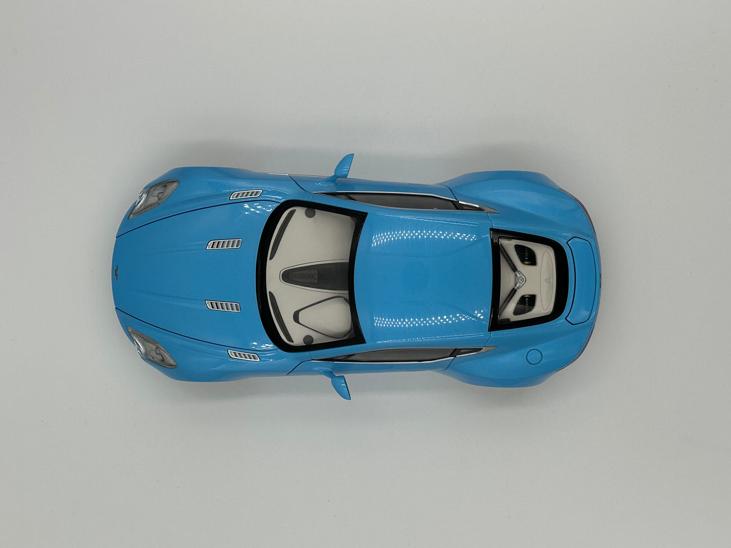AUTOart Signature 1/18 Aston Martin One-77 Blue