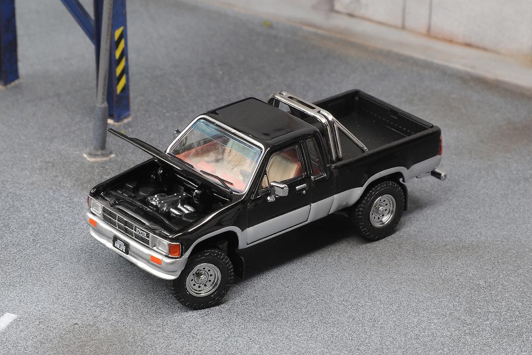 爆買い 英語 Pre Order) GCD 1/64 Toyota 1985 Hilux SR5 Xtracab Black ミニカー