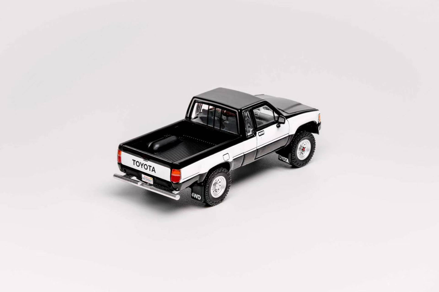 GCD 1:64 Toyota 1985 Hilux 4x4 SR5 Black/White