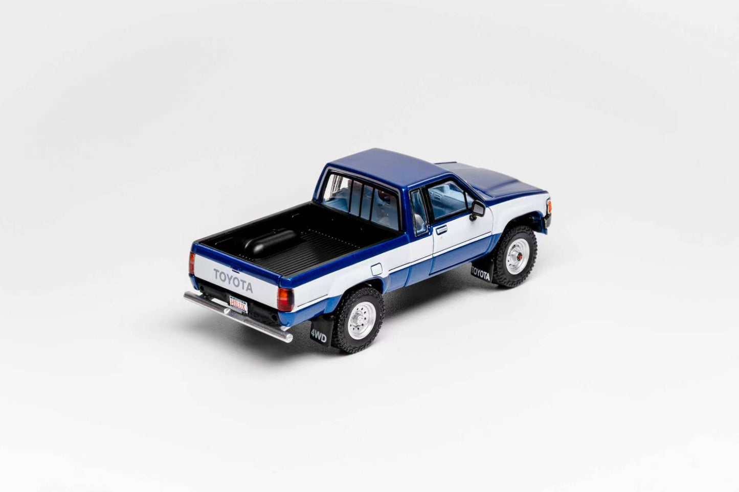 GCD 1:64 Toyota 1985 Hilux 4x4 SR5 Blue/White