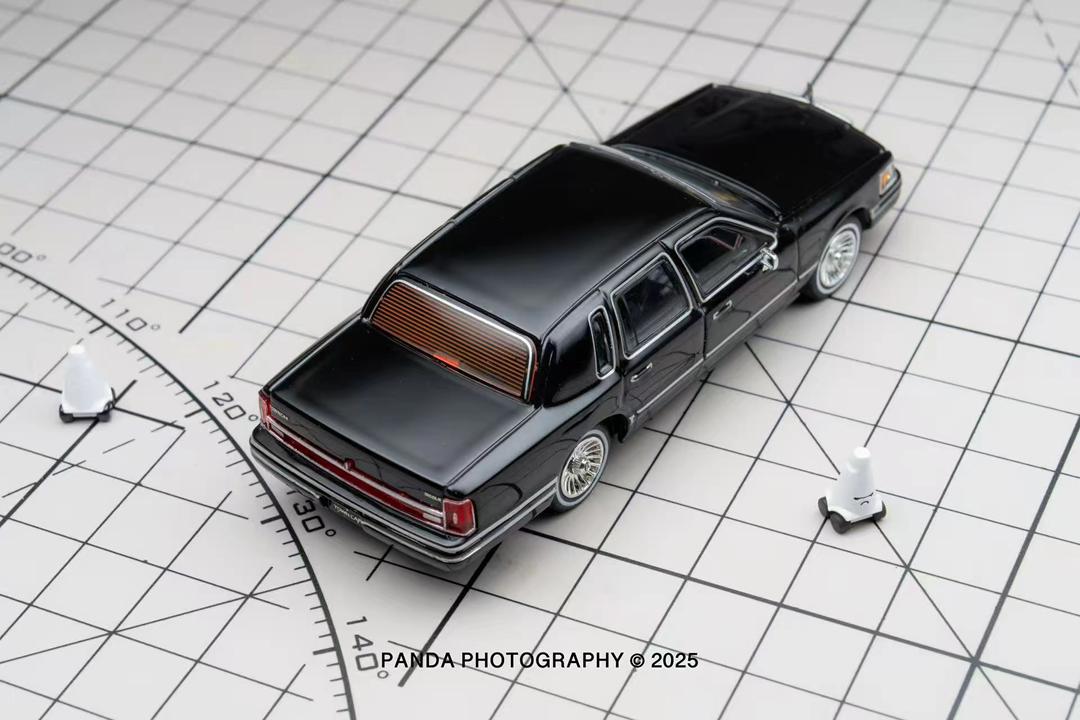 ミニカー Drive Town Traditional Car Collection MK Miniatures 1:64 Lincoln Town Car 1992 – DiecastTalk