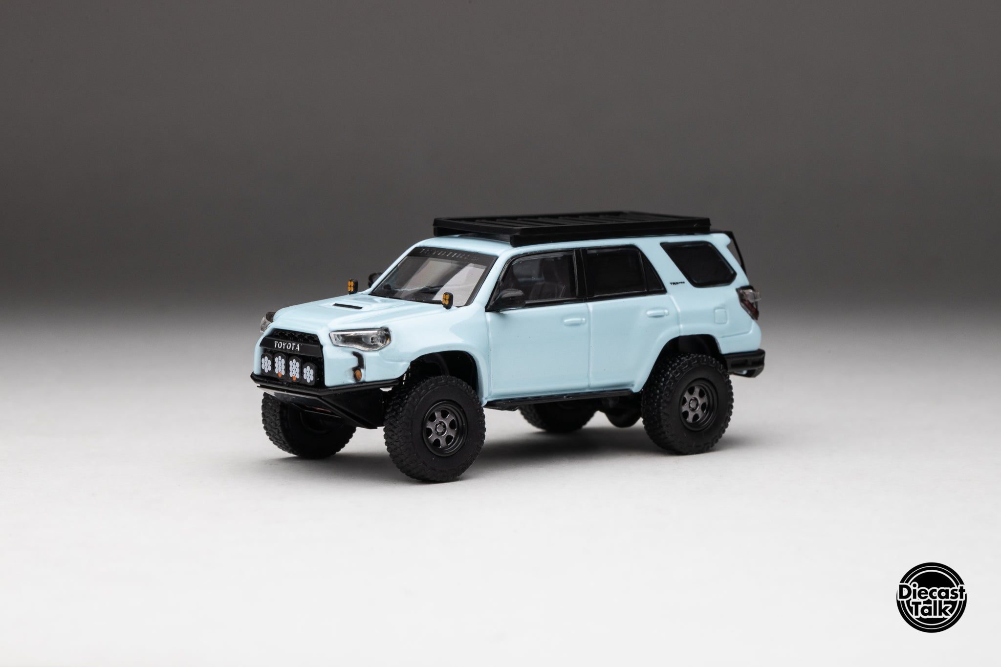 トヨタ 4ランナープレランナMADPEWSウィズドッグ&アクセサリーチェイスカー DiecastTalk Exclusive 1/64 Toyota 4Runner Pre-Runner (Madpews) with do