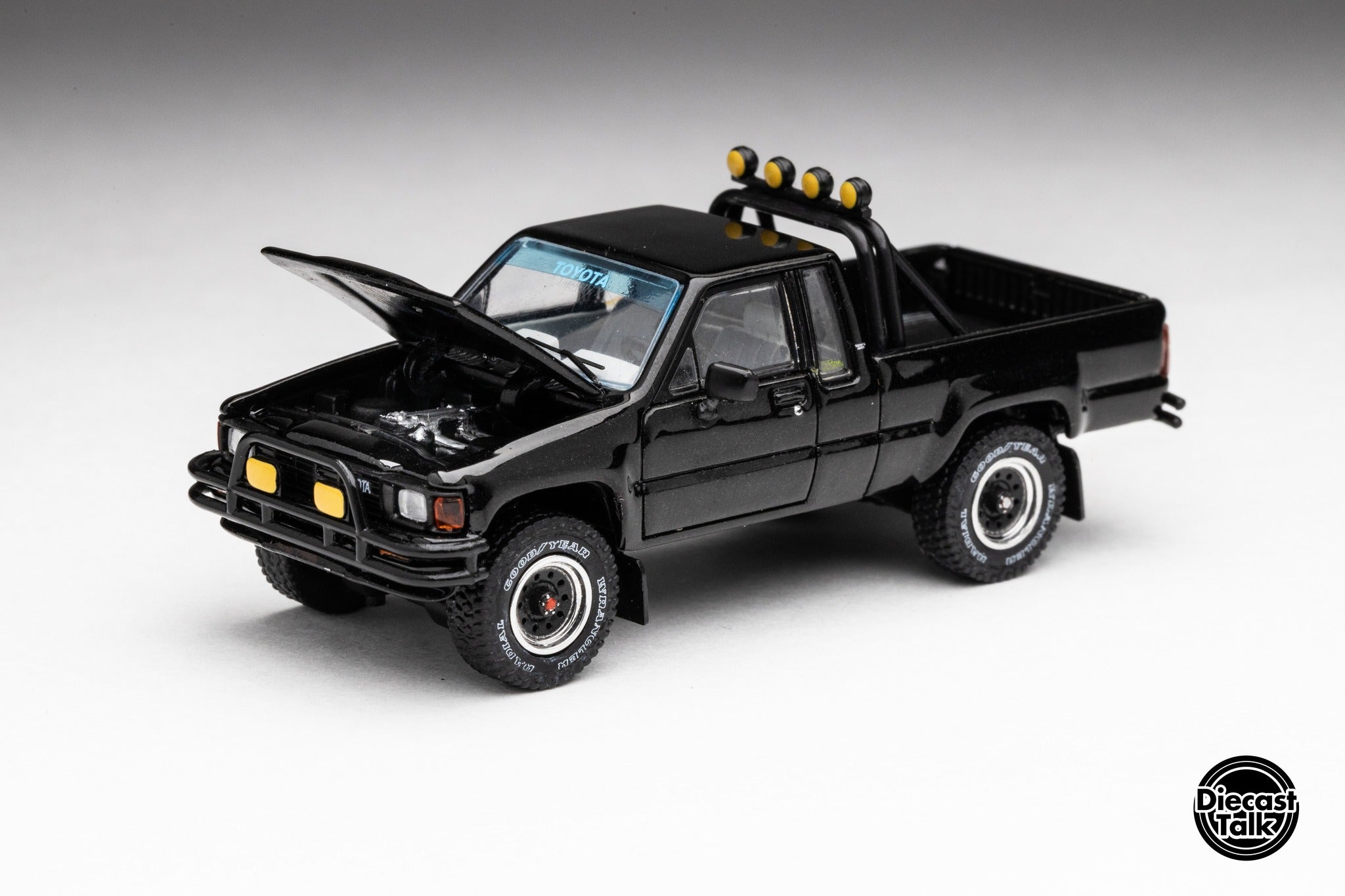 Japan Exclusive DiecastTalk Exclusive 1/64 Toyota 1985 Hilux SR5 Xtrac
