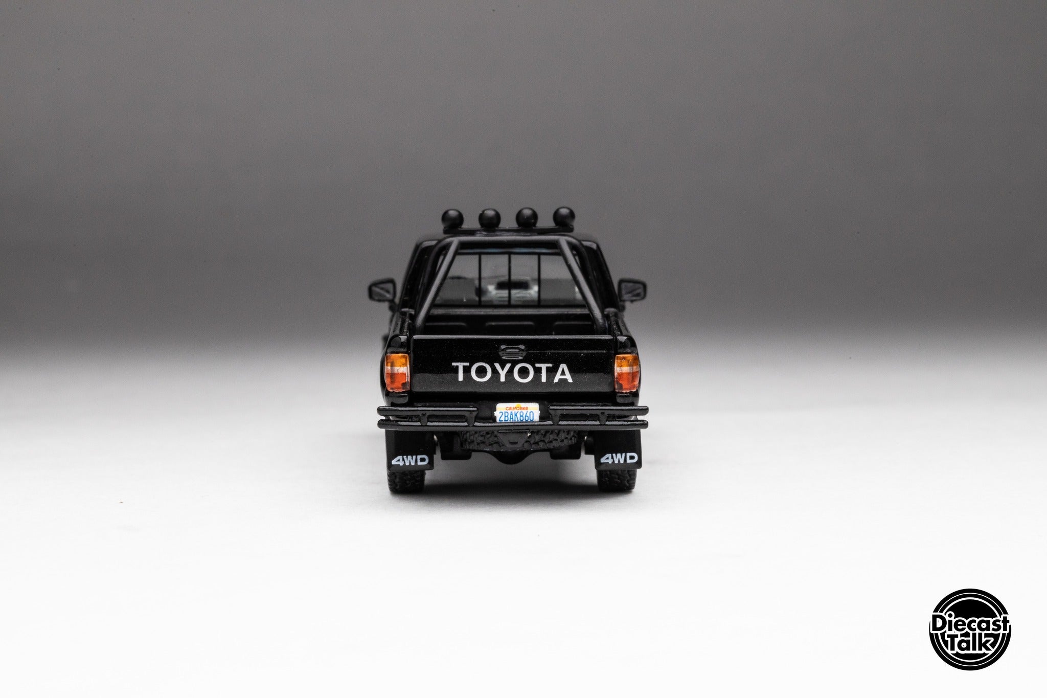 Japan Exclusive DiecastTalk Exclusive 1/64 Toyota 1985 Hilux SR5 Xtrac