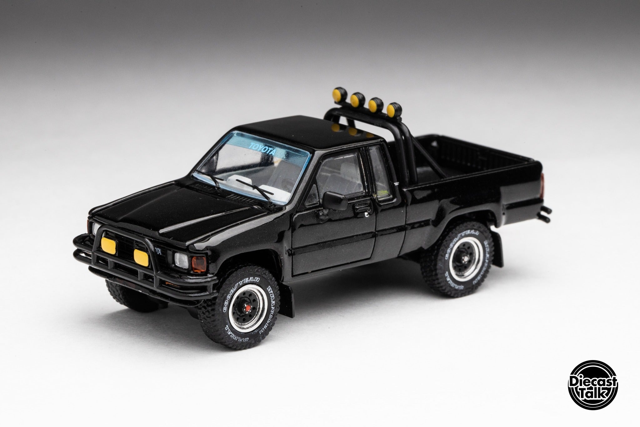 Japan Exclusive DiecastTalk Exclusive 1/64 Toyota 1985 Hilux SR5 Xtrac