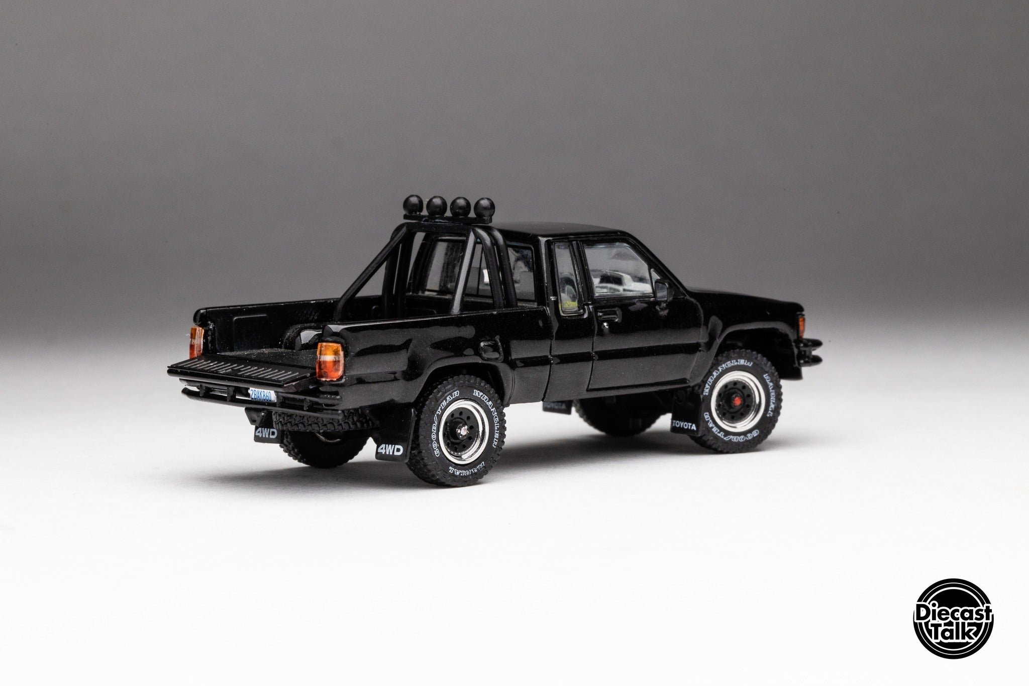 Japan Exclusive DiecastTalk Exclusive 1/64 Toyota 1985 Hilux SR5 Xtrac