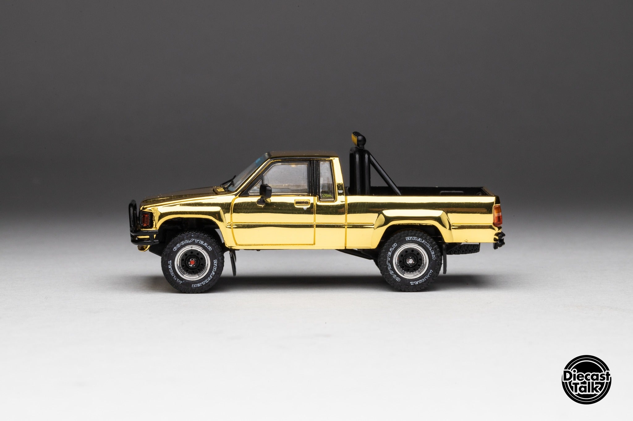 Japan Exclusive DiecastTalk Exclusive 1/64 Toyota 1985 Hilux SR5 Xtrac