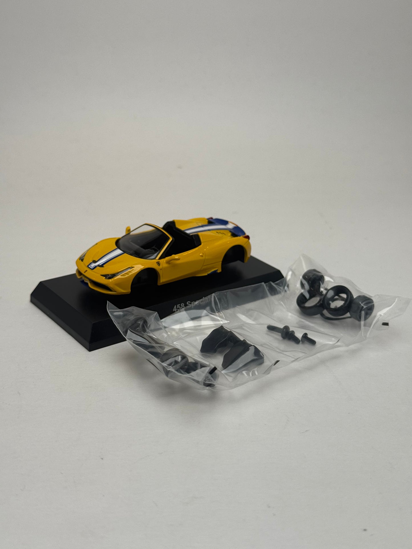 KYOSHO 1:64 Ferrari 458 Speciale A (Yellow)