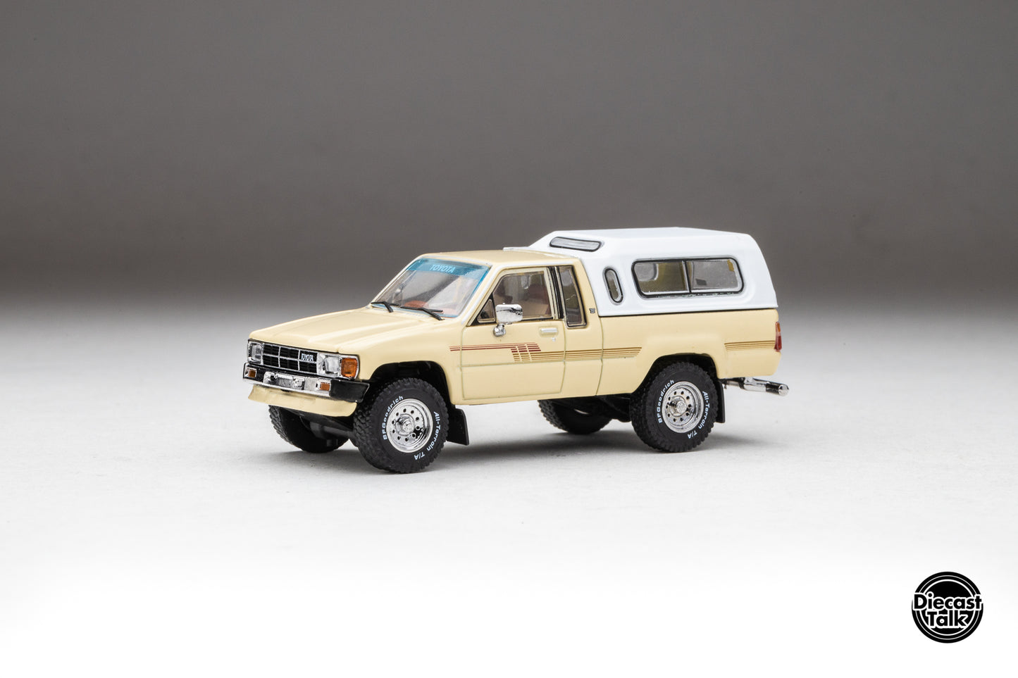 DiecastTalk Exclusive 1/64 Toyota 1985 Hilux SR5 Xtracab Beige with Accessories
