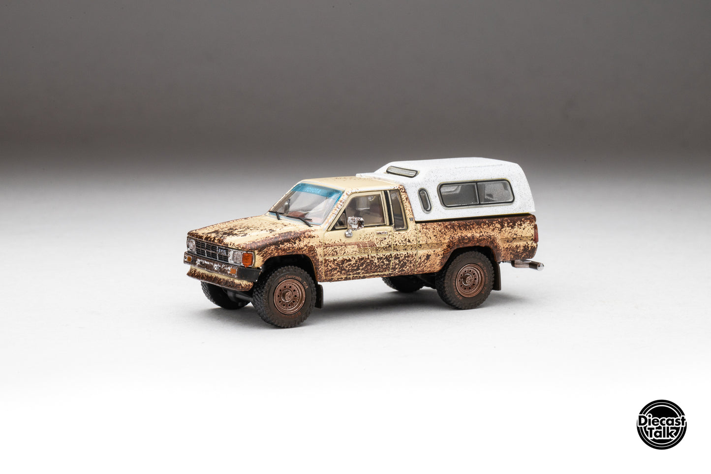 DiecastTalk Exclusive 1/64 Toyota 1985 Hilux SR5 Xtracab Beige with Accessories