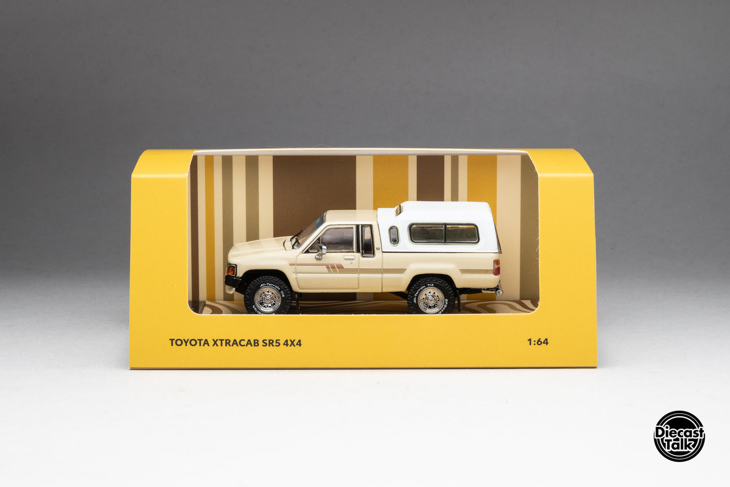 DiecastTalk Exclusive 1/64 Toyota 1985 Hilux SR5 Xtracab Beige with Accessories