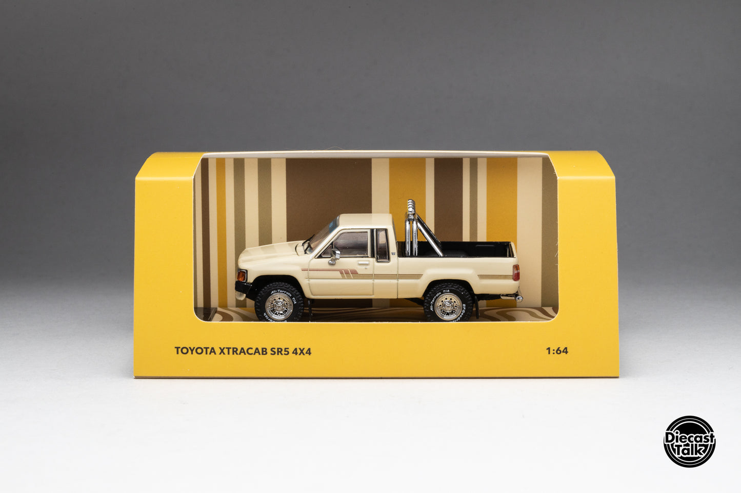 DiecastTalk Exclusive 1/64 Toyota 1985 Hilux SR5 Xtracab Beige with Accessories