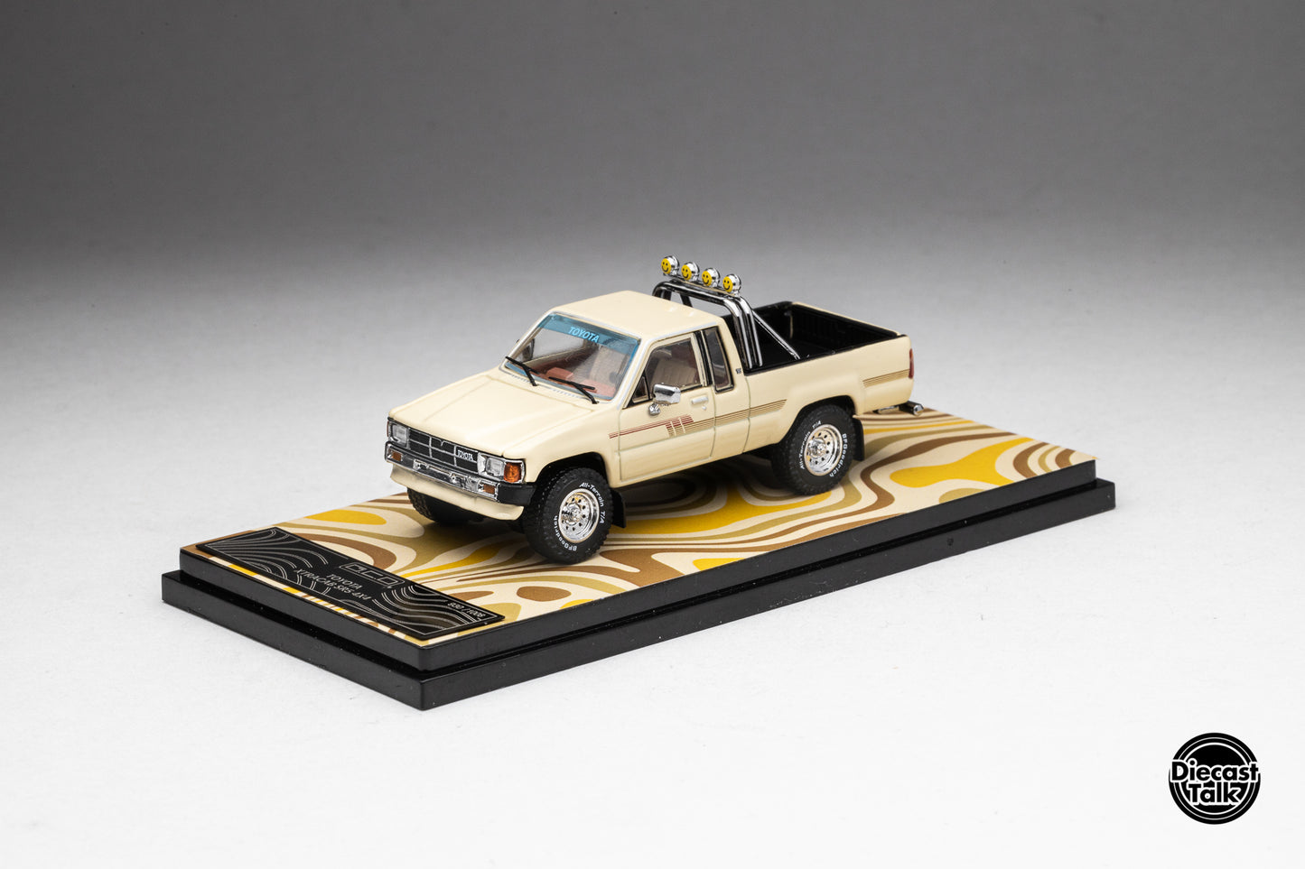 DiecastTalk Exclusive 1/64 Toyota 1985 Hilux SR5 Xtracab Beige with Accessories