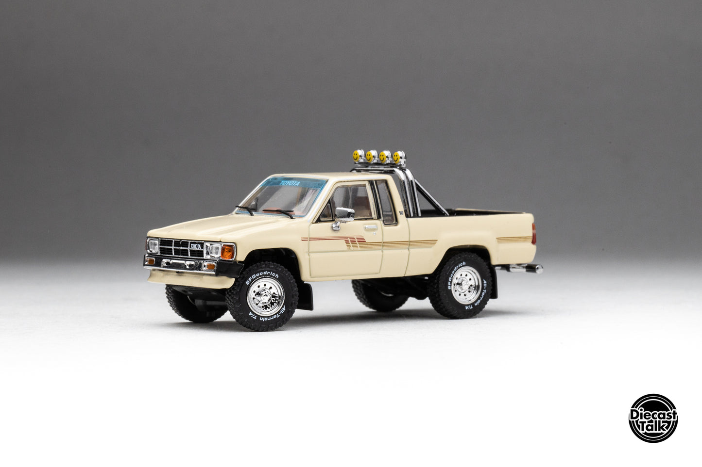 DiecastTalk Exclusive 1/64 Toyota 1985 Hilux SR5 Xtracab Beige with Accessories