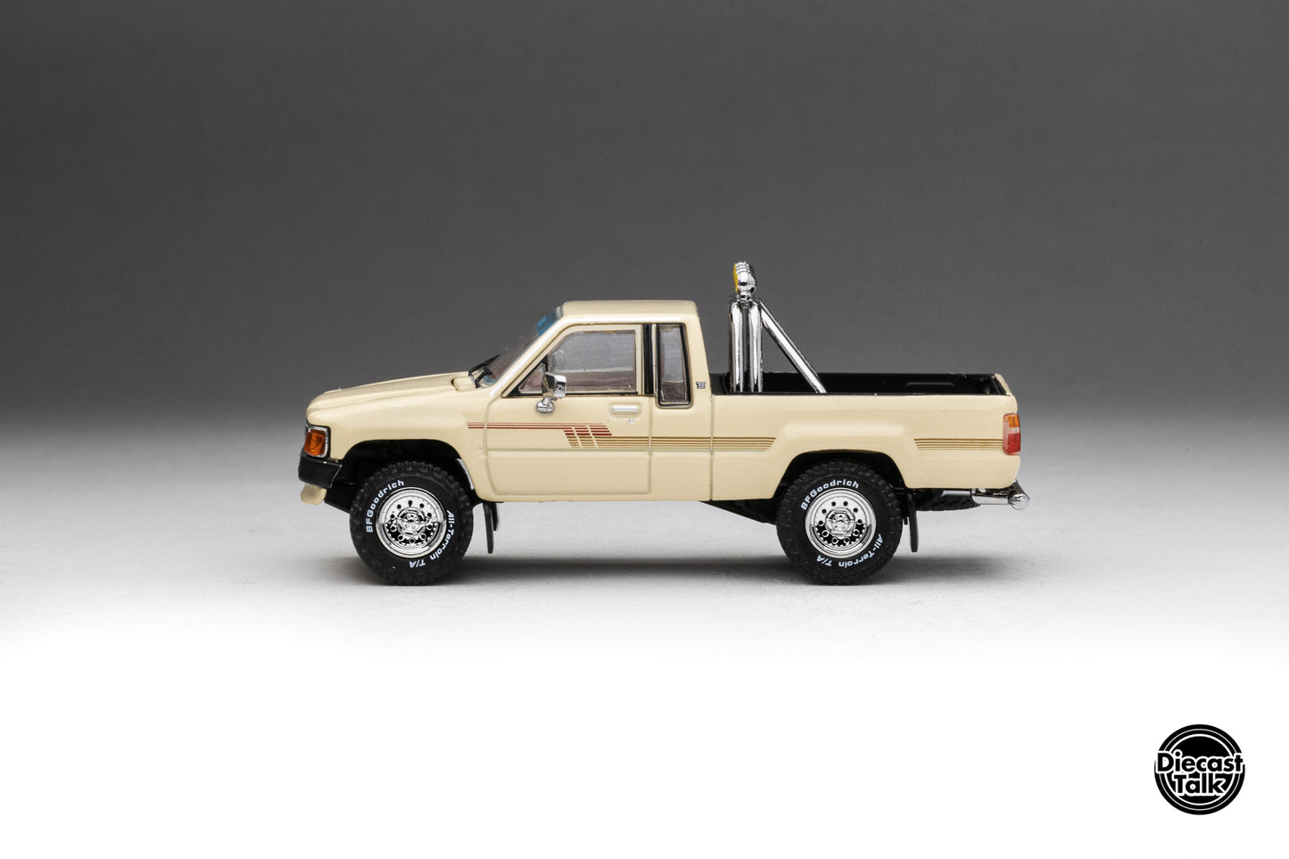 DiecastTalk Exclusive 1/64 Toyota 1985 Hilux SR5 Xtracab Beige with Accessories