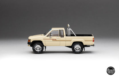 DiecastTalk Exclusive 1/64 Toyota 1985 Hilux SR5 Xtracab Beige with Accessories