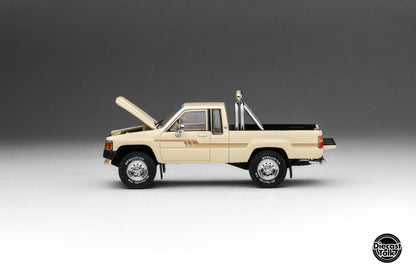 DiecastTalk Exclusive 1/64 Toyota 1985 Hilux SR5 Xtracab Beige with Accessories