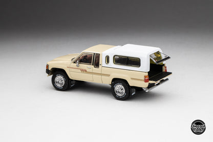 DiecastTalk Exclusive 1/64 Toyota 1985 Hilux SR5 Xtracab Beige with Accessories