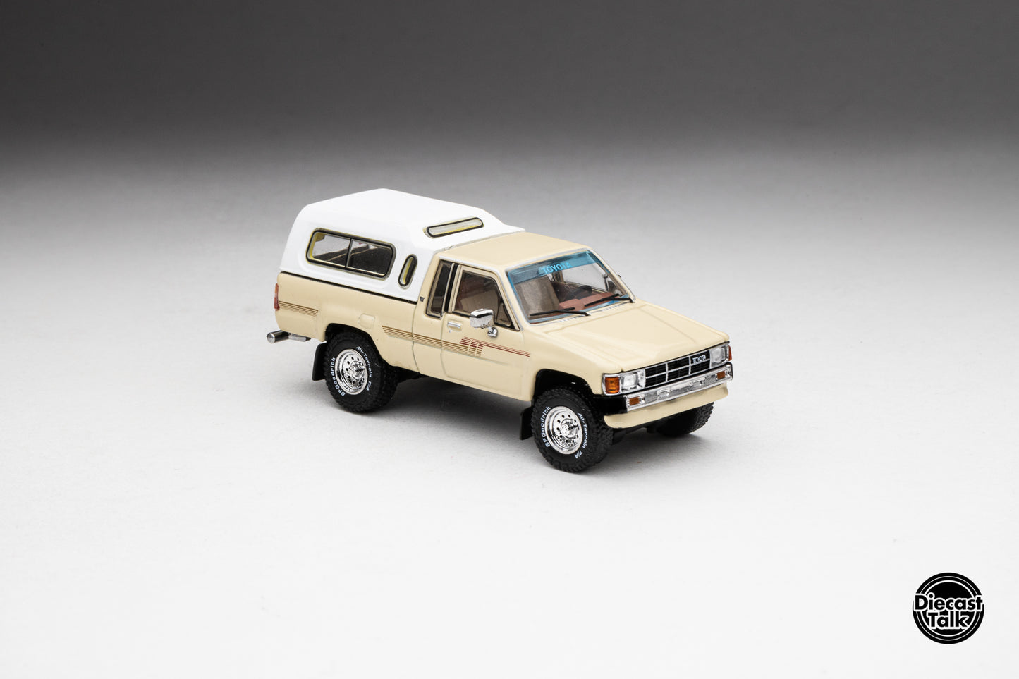 DiecastTalk Exclusive 1/64 Toyota 1985 Hilux SR5 Xtracab Beige with Accessories