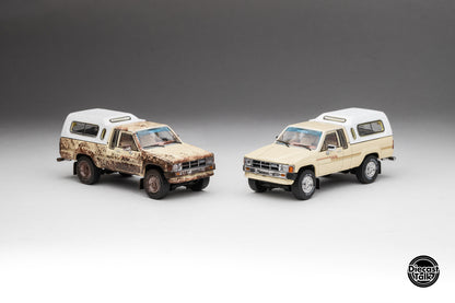DiecastTalk Exclusive 1/64 Toyota 1985 Hilux SR5 Xtracab Beige with Accessories