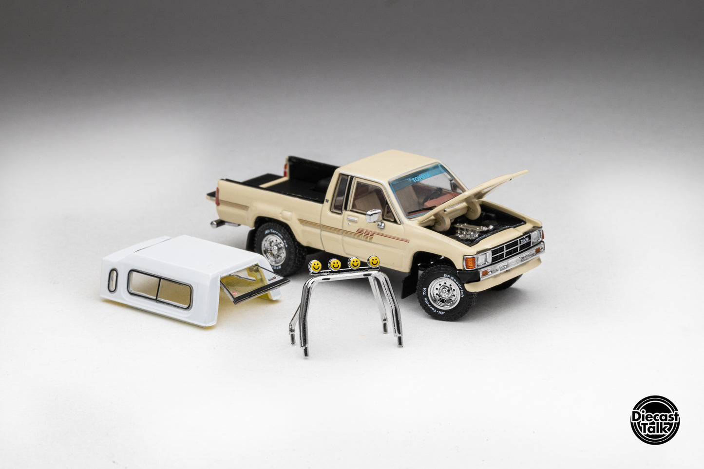 DiecastTalk Exclusive 1/64 Toyota 1985 Hilux SR5 Xtracab Beige with Accessories