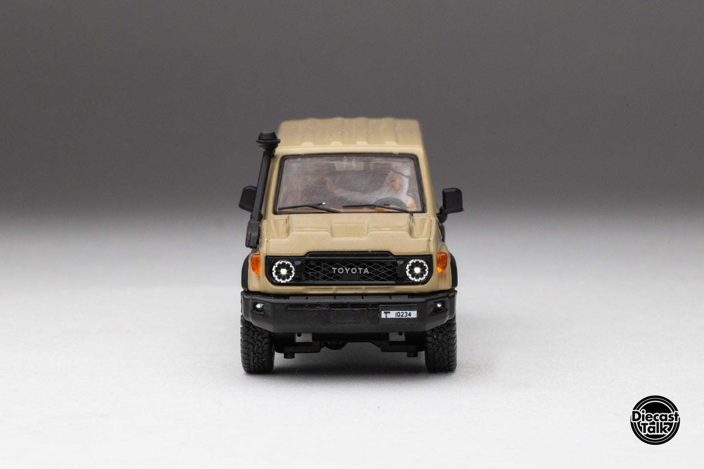 DiecastTalk Arab Exclusive GCD 1/64 Toyota Land Cruiser 70 series with figures