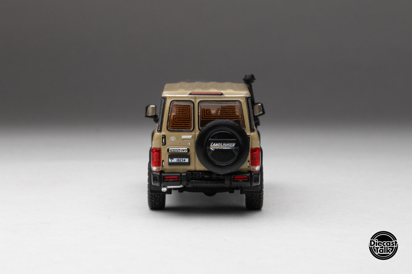 DiecastTalk Arab Exclusive GCD 1/64 Toyota Land Cruiser 70 series with figures