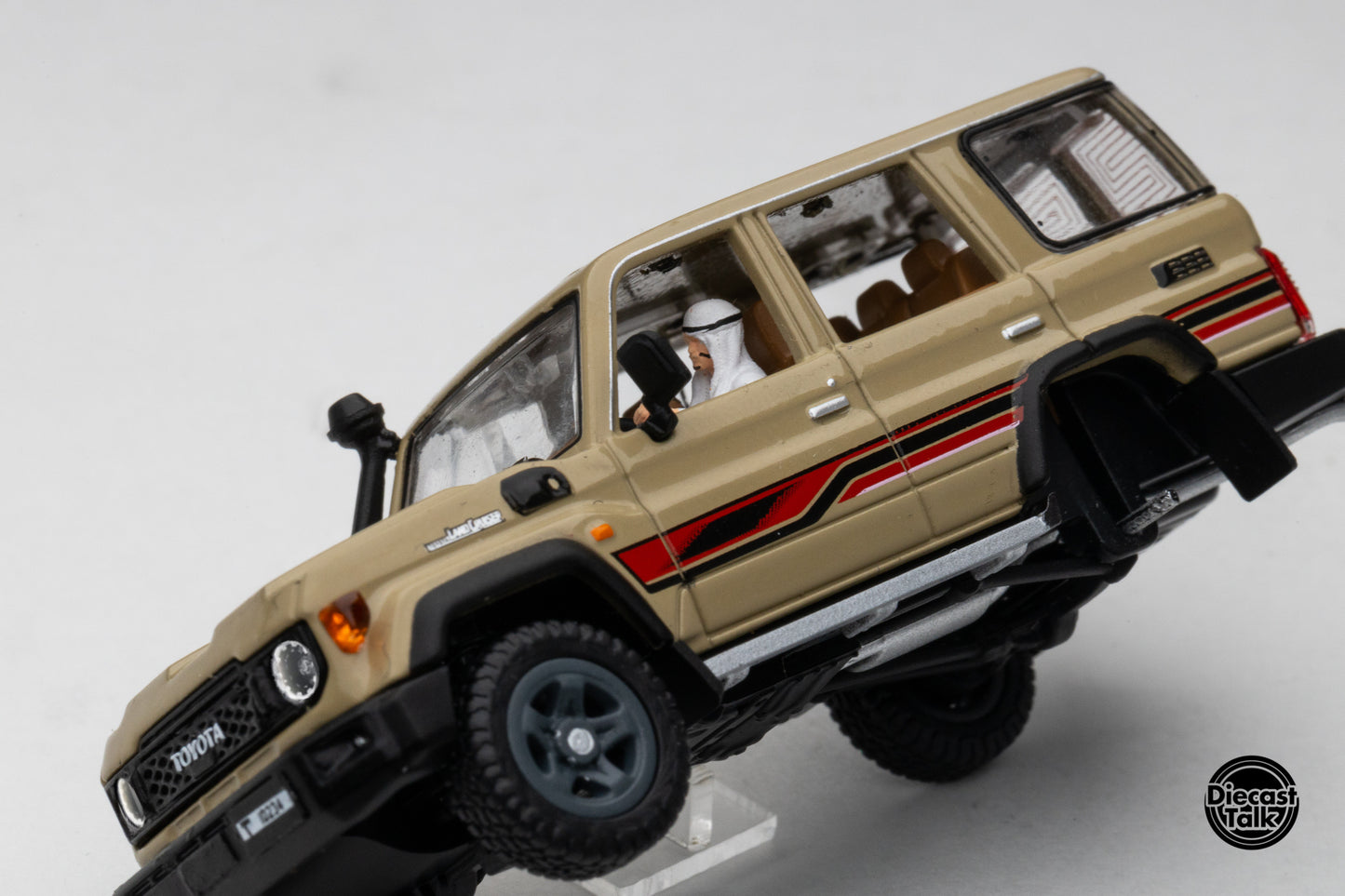DiecastTalk Arab Exclusive GCD 1/64 Toyota Land Cruiser 70 series with figures