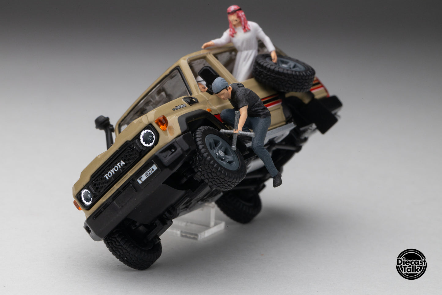 DiecastTalk Arab Exclusive GCD 1/64 Toyota Land Cruiser 70 series with figures