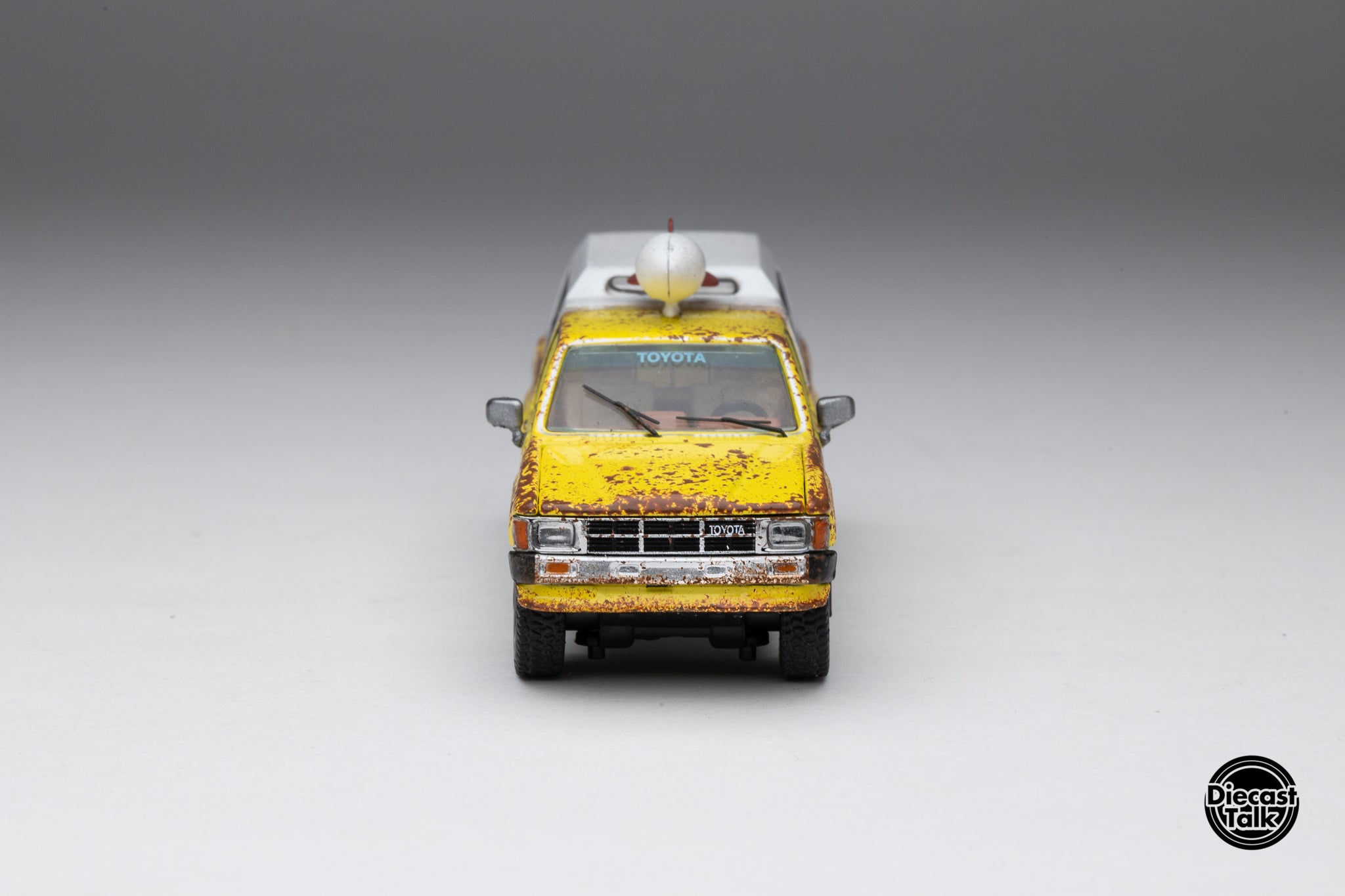 GCD DiecastTalk Exclusive 1/64 Toyota Hilux SR5 Delivery Truck