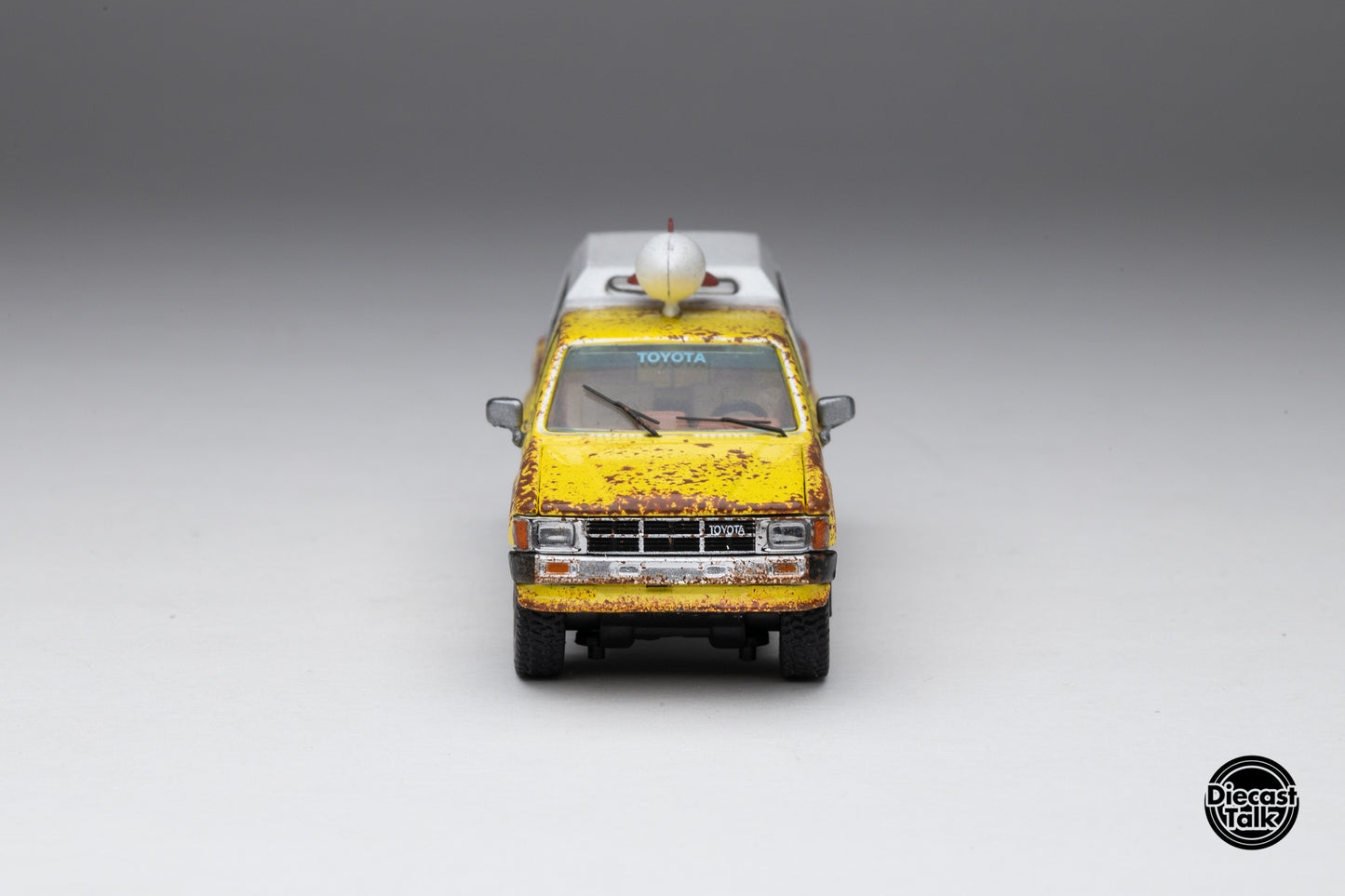 GCD DiecastTalk Exclusive 1/64 Toyota Hilux SR5 Delivery Truck
