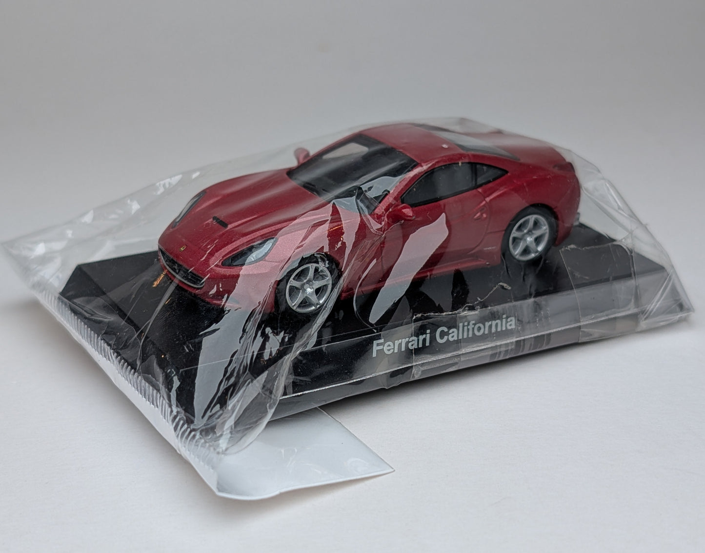 KYOSHO 1:64 Ferrari California (Red)