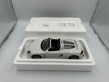 Load image into Gallery viewer, AUTOart 1/18 Porsche Carrera GT White
