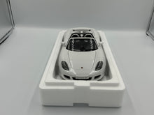 Load image into Gallery viewer, AUTOart 1/18 Porsche Carrera GT White