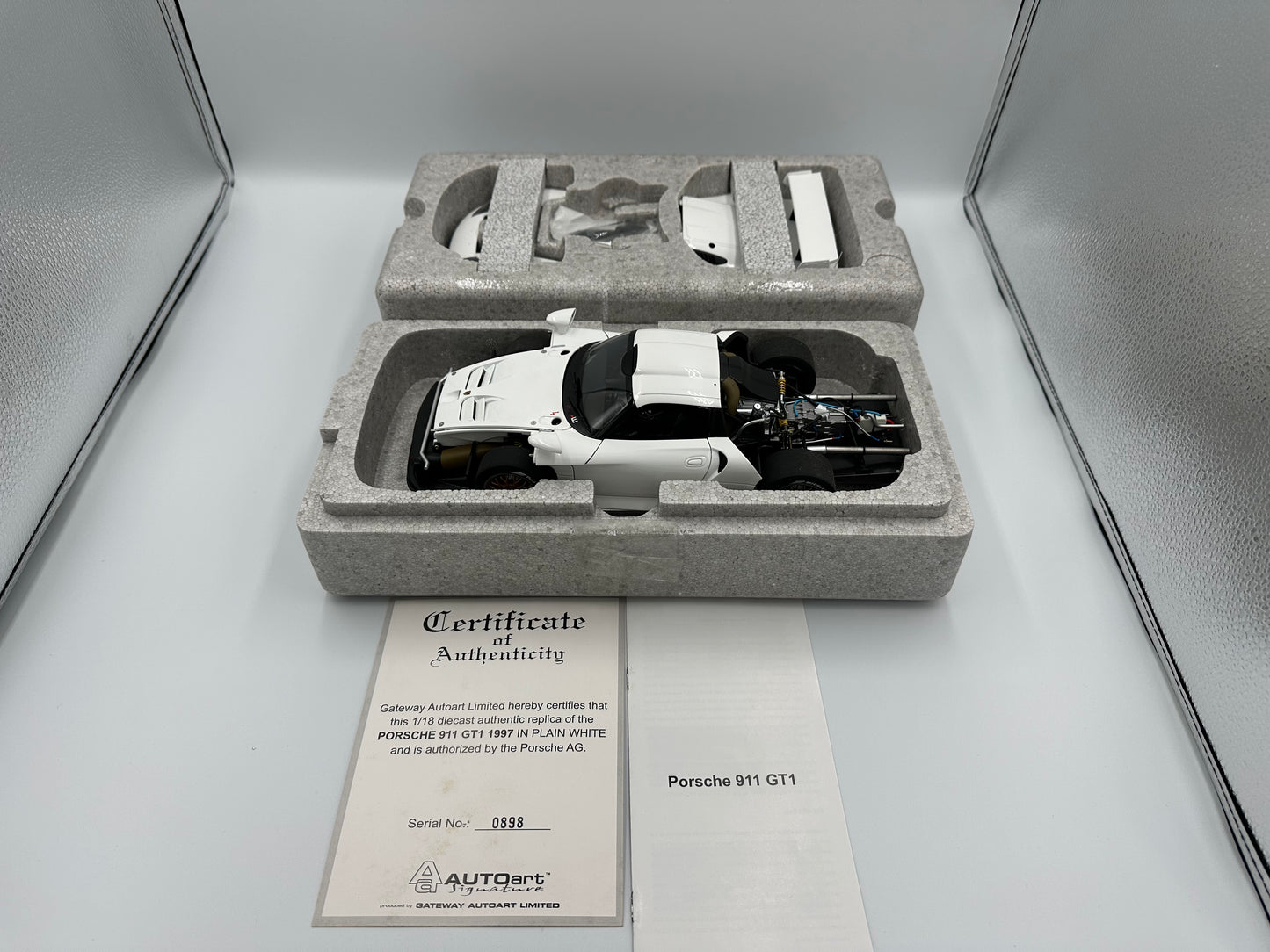 AUTOart Signature 1/18 Porsche 911 GT1