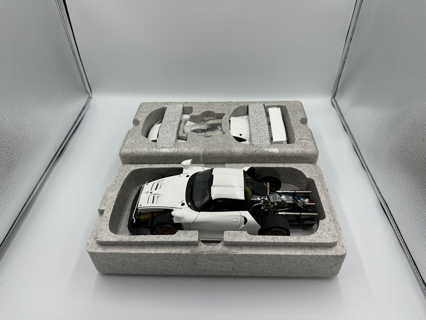 AUTOart Signature 1/18 Porsche 911 GT1