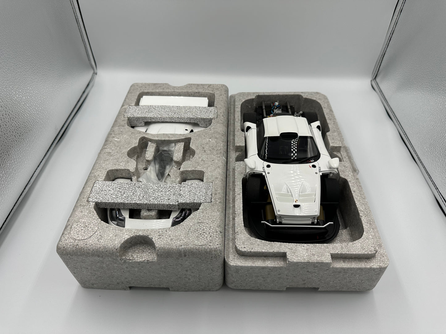 AUTOart Signature 1/18 Porsche 911 GT1