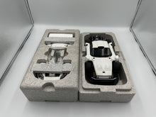 Load image into Gallery viewer, AUTOart Signature 1/18 Porsche 911 GT1