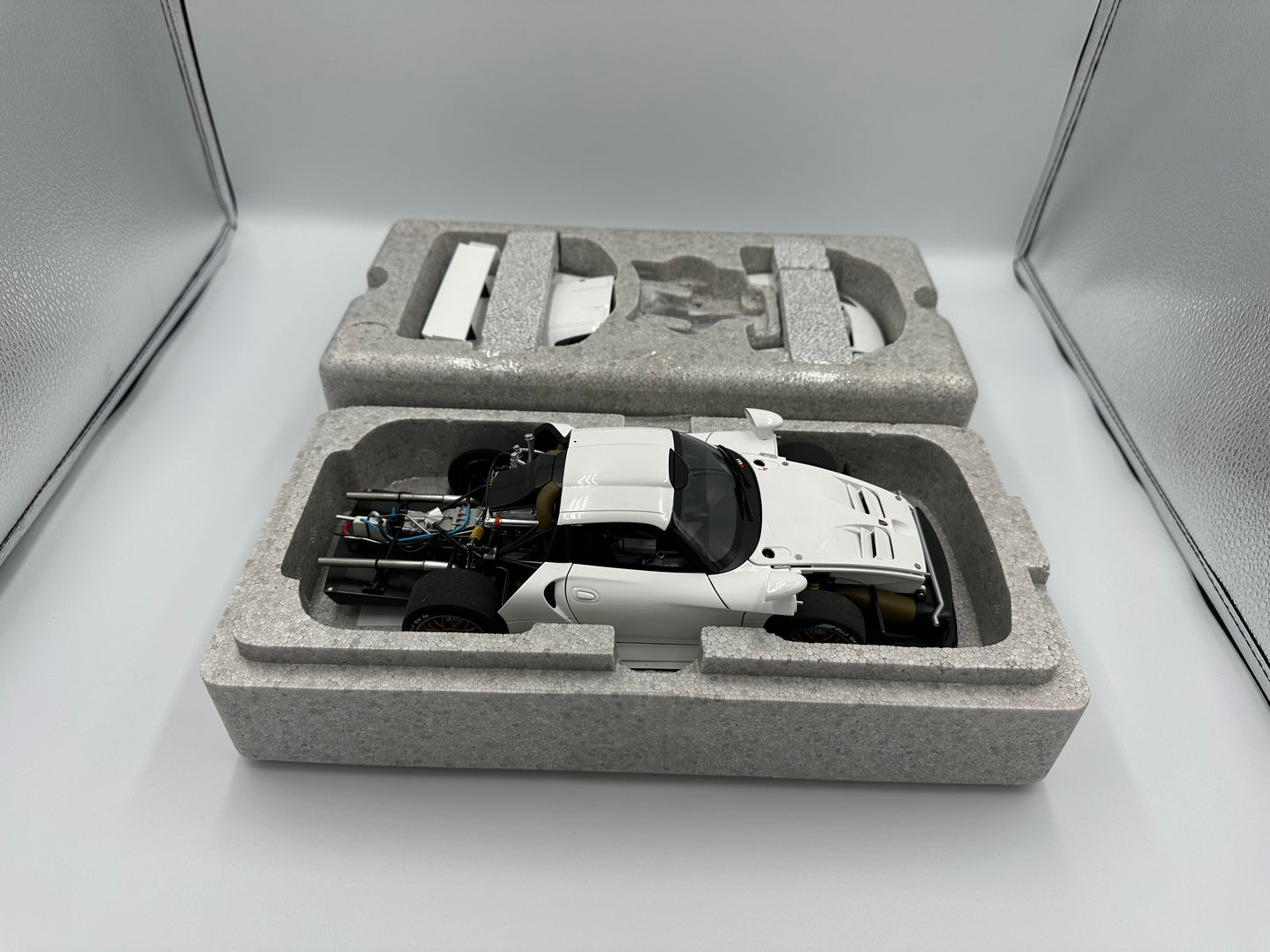 AUTOart Signature 1/18 Porsche 911 GT1