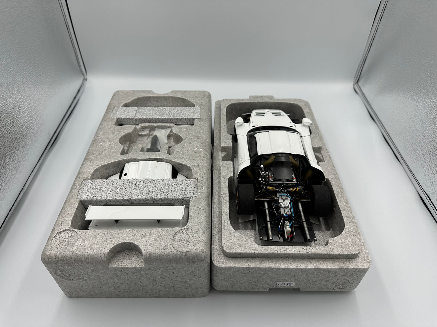 AUTOart Signature 1/18 Porsche 911 GT1