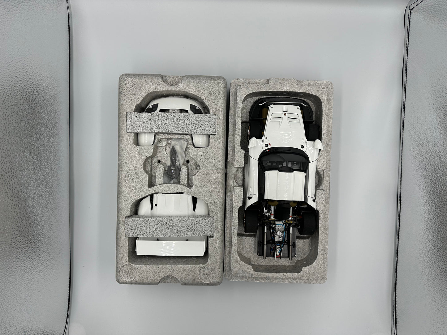 AUTOart Signature 1/18 Porsche 911 GT1