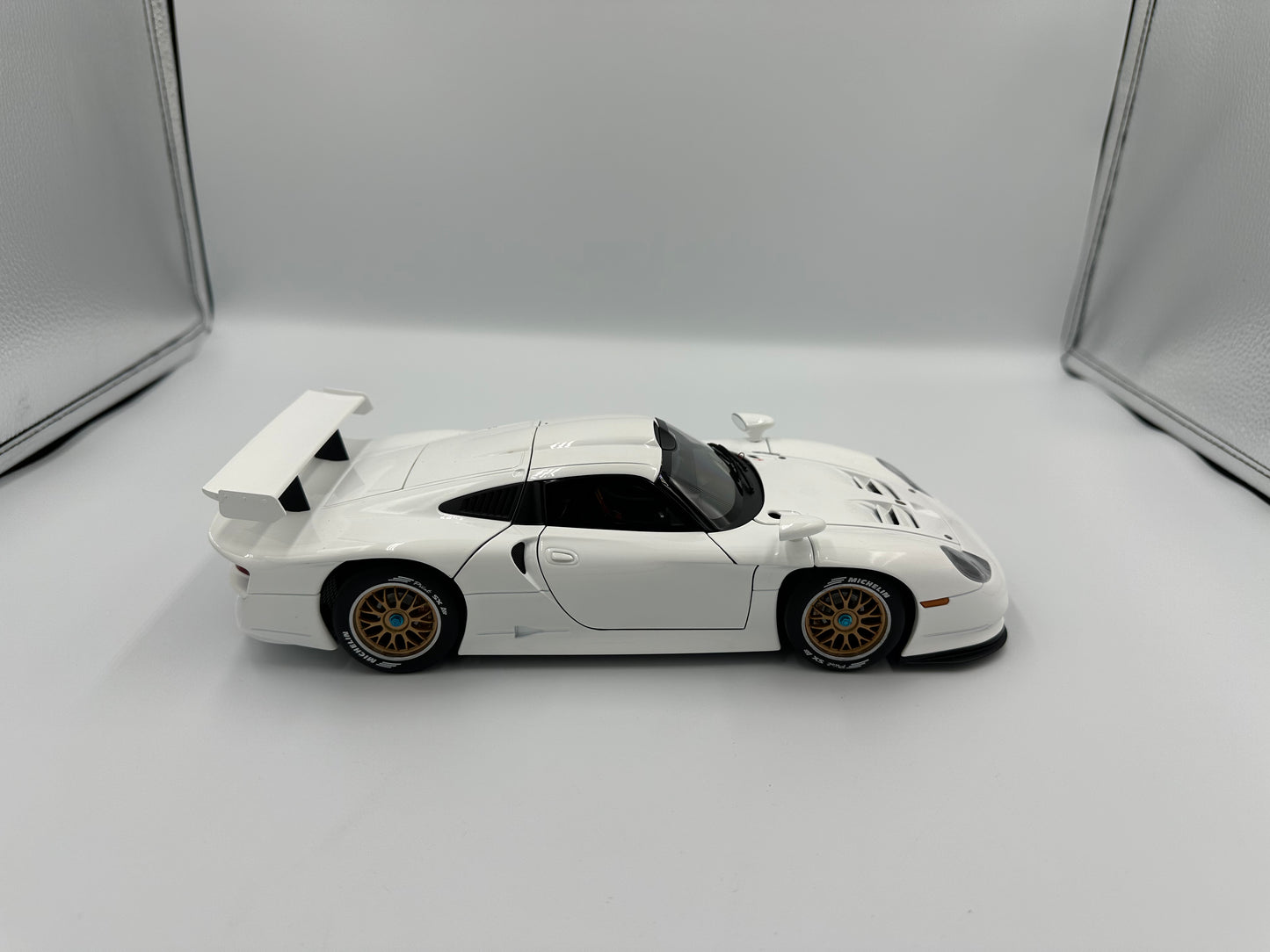 AUTOart Signature 1/18 Porsche 911 GT1