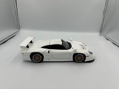 AUTOart Signature 1/18 Porsche 911 GT1