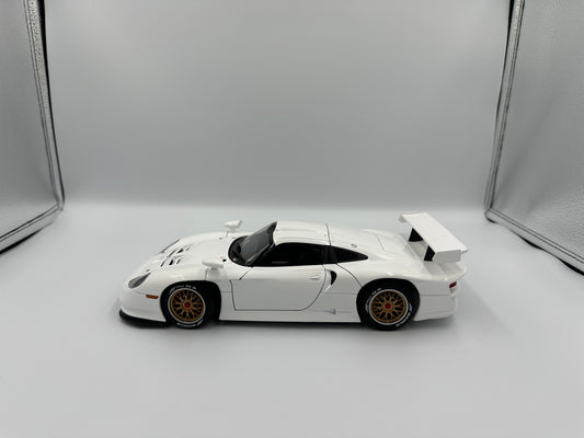 AUTOart Signature 1/18 Porsche 911 GT1