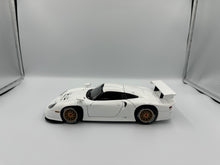 Load image into Gallery viewer, AUTOart Signature 1/18 Porsche 911 GT1