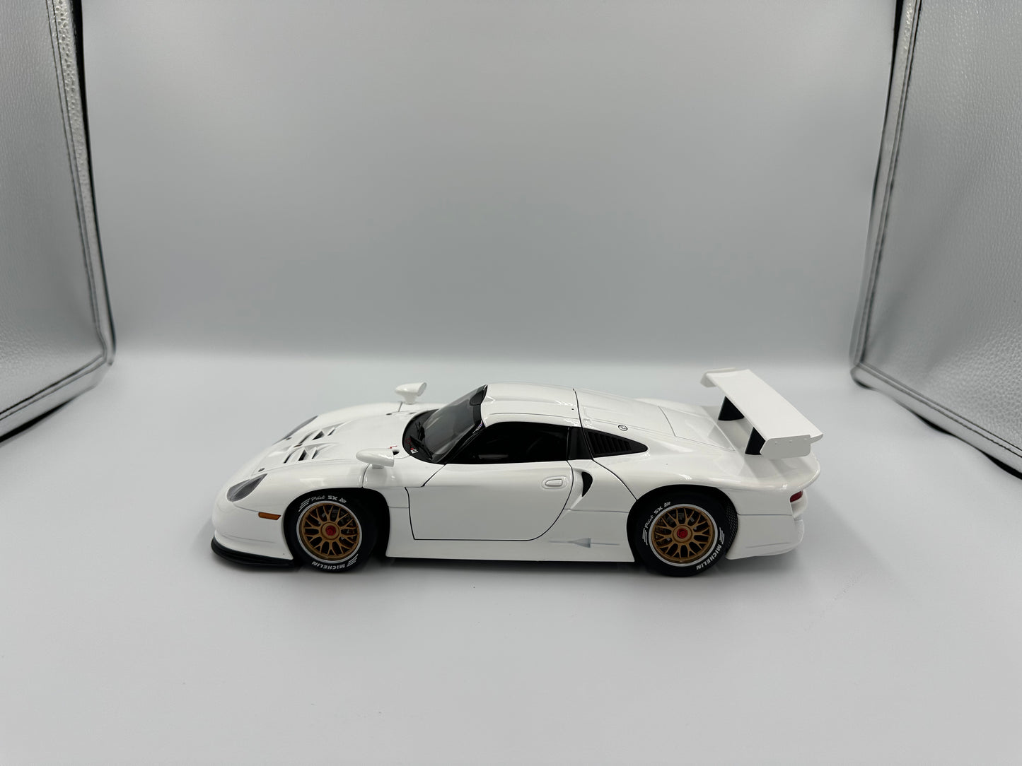 AUTOart Signature 1/18 Porsche 911 GT1