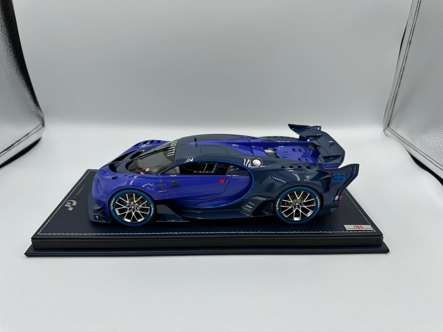MR Collection 1:18 Bugatti Gran Turismo Violet