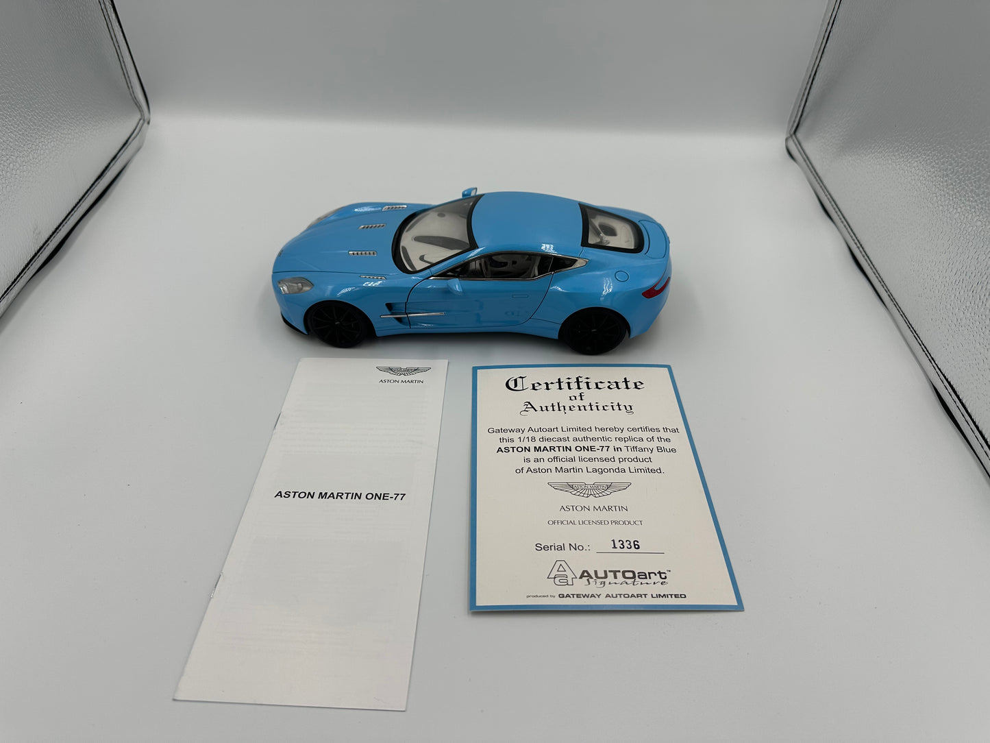 AUTOart Signature 1/18 Aston Martin One-77 Blue